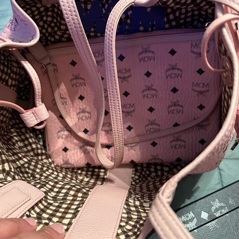 MCM medium Liz Shopper in Pink. - Picture 7 of 11